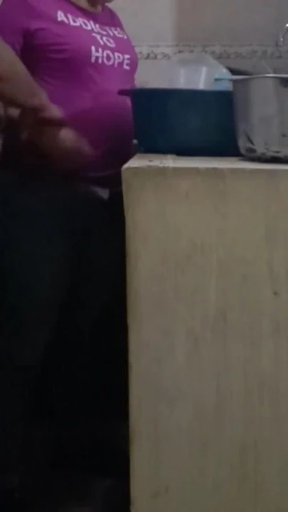 "Bulaşıkları yıkarken hizmetçi sikiliyor, neredeyse karım tarafından yakalanıyorduk"