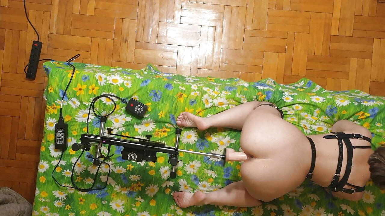 Sikiş makinesi ile kız sürtük ıslak amcık seksi
