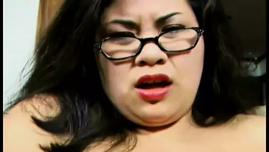 Çekik gözlü Chubbette Tyung Lee pembe kanoyla kürek çekiyor