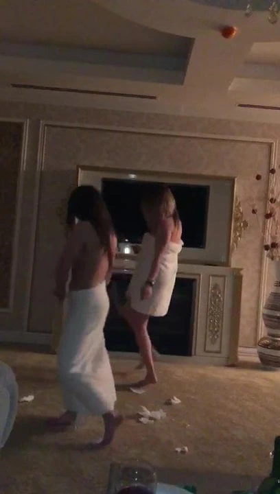 Dans eden kızlar, yarı çıplak