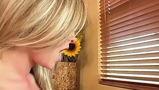 Sarışın civcivler ıslak amcığında delinmeden önce yetişkin oyuncağıyla oynuyor