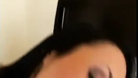 Dili pirsingli ince esmer kameramanın yarağını emiyor