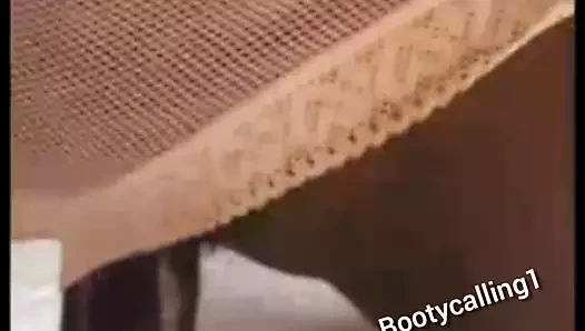 onun beyaz külotuyla oynamayı seviyorum