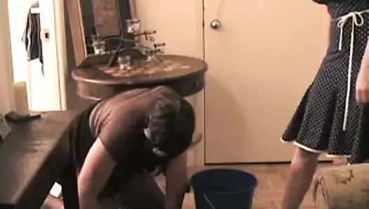 Kadın kılıklı temizlikçi