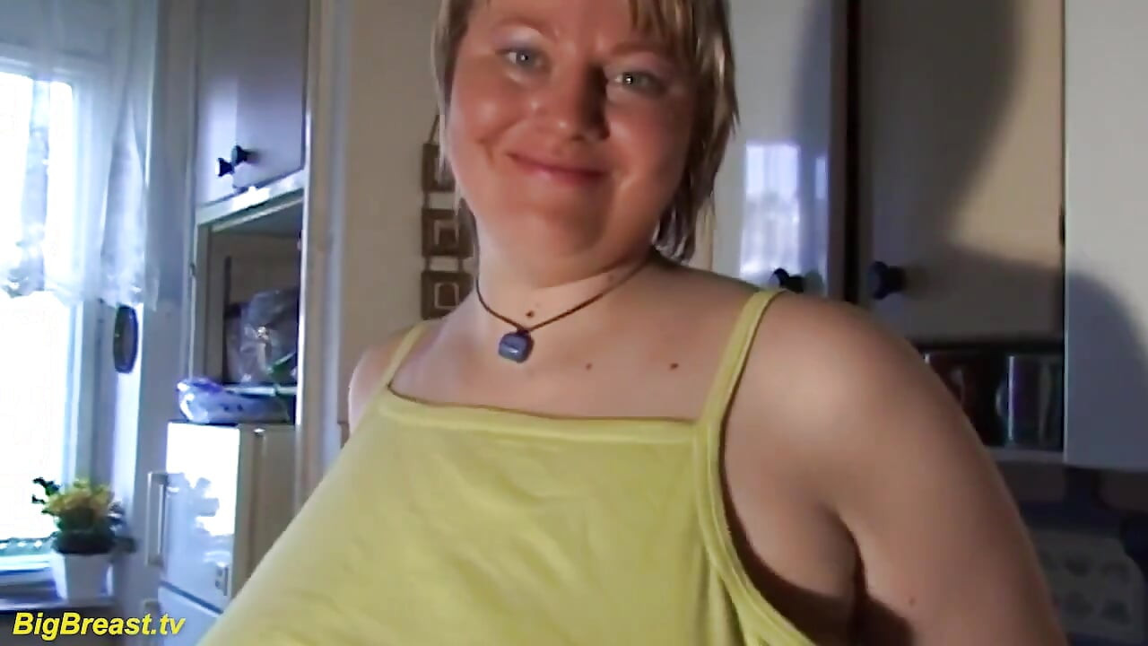 Aşırı azgın canavar memeli orta yaşlı seksi kadın evde yalnız