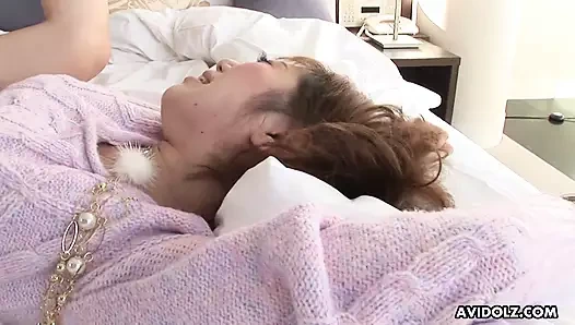 Japon esmer saki ogasawara heyecan verici kesilmiş piliç, sansürsüz çeşitli sikiş pozisyonlarından hoşlanır.