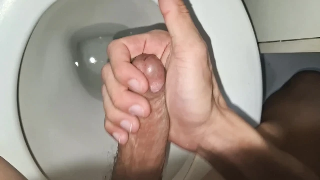 Porno izliyor ve boşalıyor