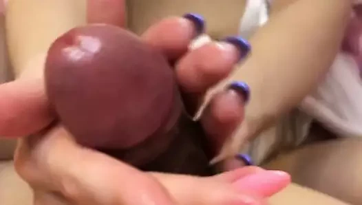 Sıcak sarışın genç yapar ona ilk porno video