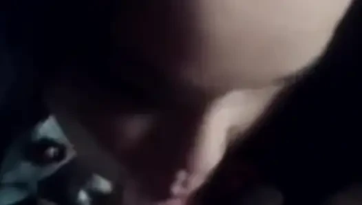 Retro film pornosunun tadını çıkarıyor