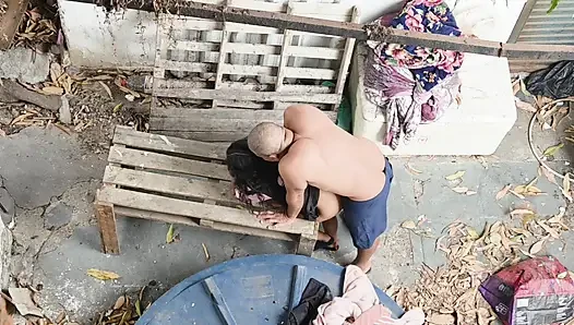 Sıska lezbiyen ile arka bahçede% 100 anal