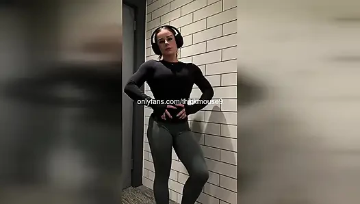 Случай в Instagram Live: гэнгбэнг с 18-летней девственницей - дырки уничтожены и наполнили сливками!