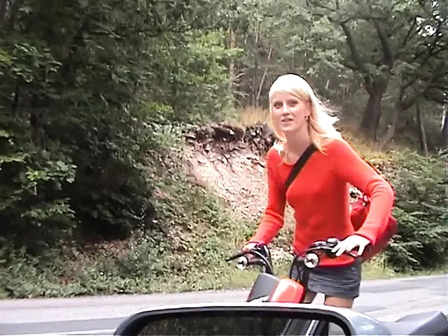 Avrupalı genç kız yol kenarında sikiliyor