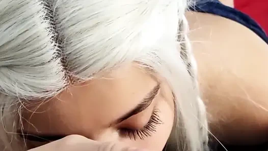 Beyaz saçlı sarışınım mükemmel bir derin gırtlak veriyor