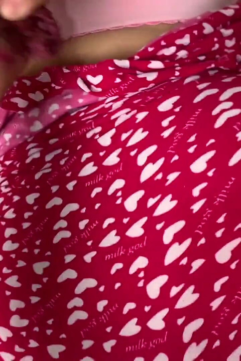 Üvey kız kardeşim odasında götünü gösteriyor ve beni mastürbasyon yaparken yakalıyor. Tepkisine bak!