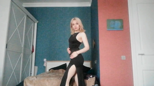 Havalı seksi siyah elbisenin ev sunumu