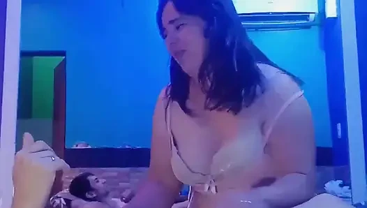 Bir köy otelinde domaltarak ve bana biniyor, tombul kız arkadaşım