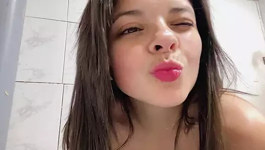 Üvey kız onu baştan çıkarmak için üvey babasına ateşli video gönderiyor