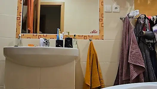 Büyük yumuşak doğal memeli ve büyük götlü sevimli iri güzel evli kadın duş alıyor