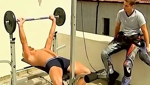 Spor salonu arkadaşları şapka sünnetsiz yarağa bayılıyor!