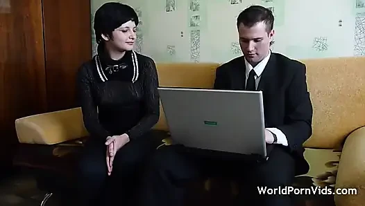 Genç bekar ev hanımı bir sigorta acentesiyle daha iyi fiyatlar pazarlığı yapıyor