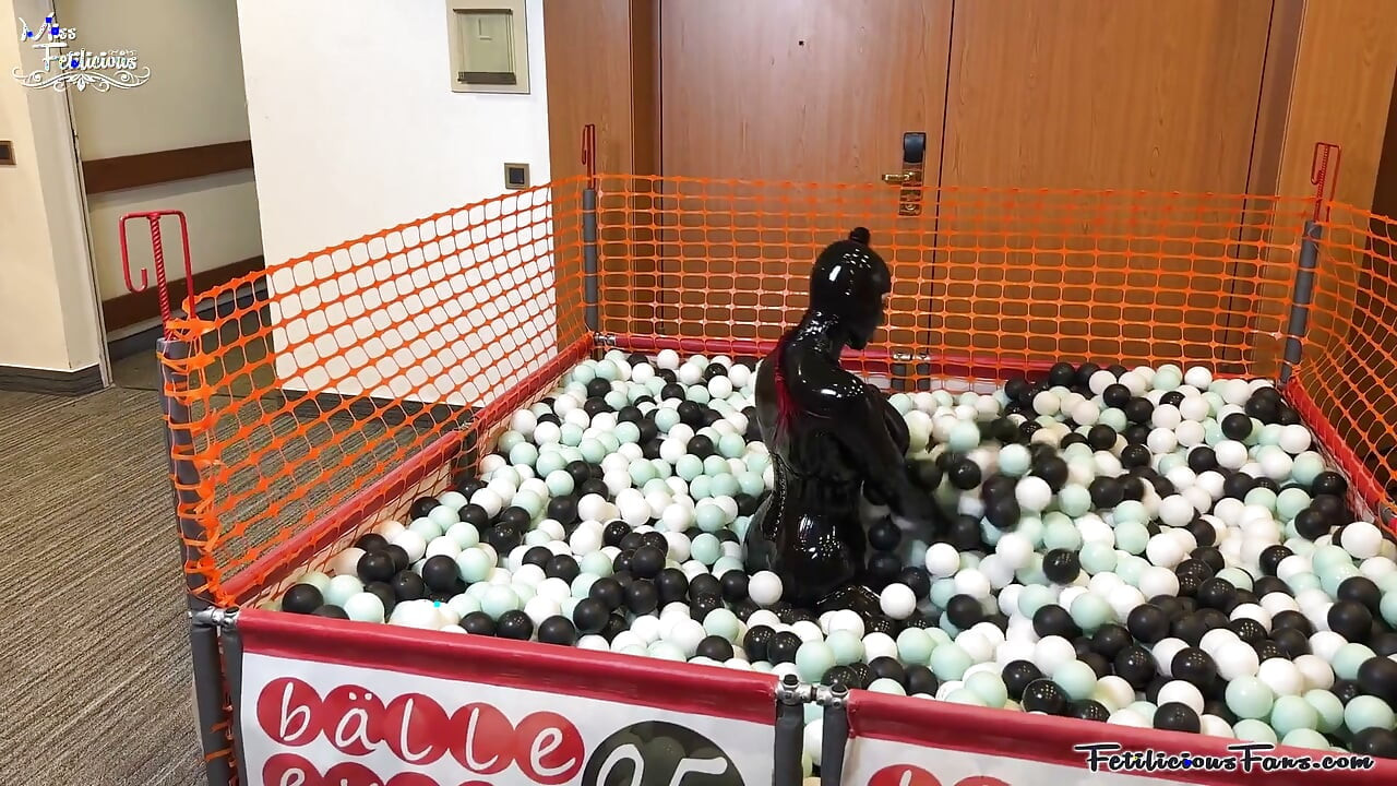 Tam kauçukta top çukuru