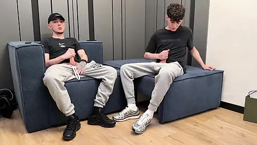 İki adam birlikte mastürbasyon yapıyor