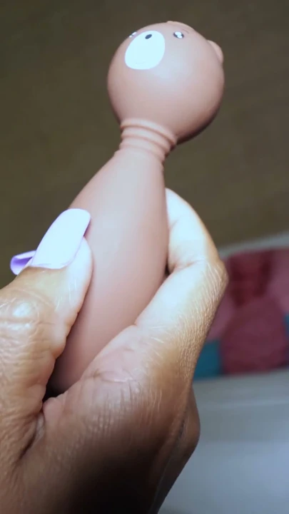 Balon götlü Taylandlı amatör orta yaşlı seksi kadın ev yapımı video bakış açısıyla sikişiyor | Klip 1