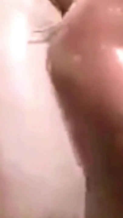 Hintli kız banyo yaparken çıplak mms | Klip 1