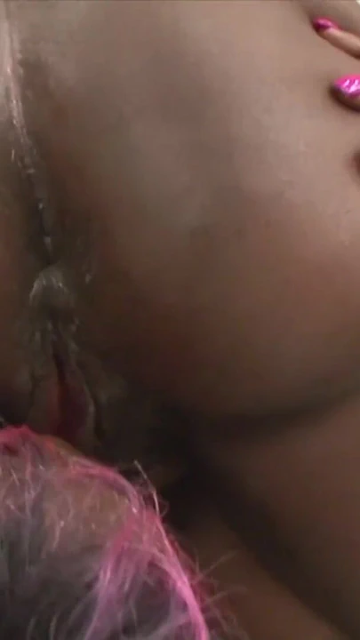 "Nineler büyük yaraklarla sikişmeyi seviyor!"