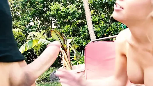 Açık havada güneşte Aubrey Adams'ı kendini ovuyor ve çok sikişiyor