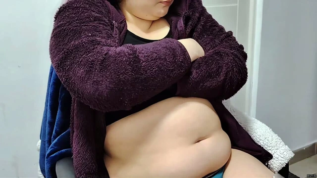 Yuvarlak tombul kız suşi yiyor