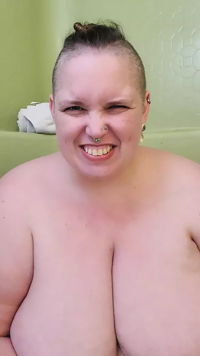 Peachesandstring memelerini sabunlıyor ve meme uçlarıyla oynuyor