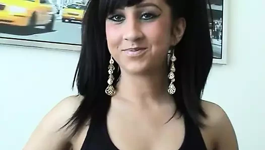 Balık ağlarında pis sarışın orospu küçük kedi büyük kırmızı bir yapay penis koymaya çalışıyor