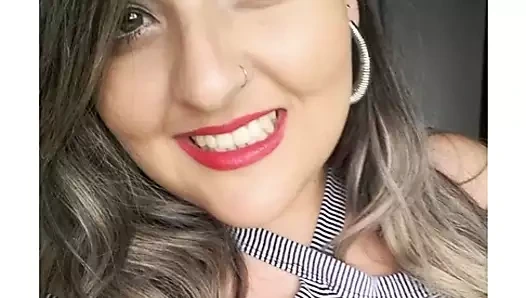 Tombul kız güzel gülümsüyor harika göt