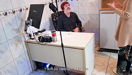 Kadın patron çalışana kıyafetlerini çıkarmasını ve götünü emiyor