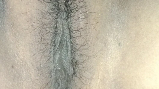 Hintli kız gelin çok yakın ve bakın gösteriyor.