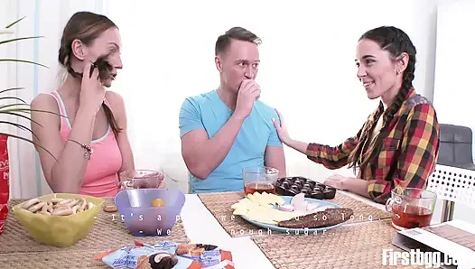 Seksi oda arkadaşları delikanlıyı memnun ediyor tam video