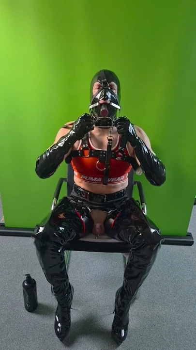 Lateks Maskeli Köle Kırmızı Çoraplar ve Çizmelerle Derin Boğazlama Artı Çan PA Piercing ve Harness Fetişi
