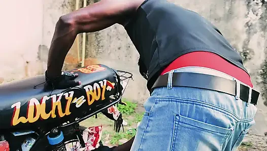 Bisiklette ayakta seks - minyon motorcu gangster umumi garajda erkeğini sikiyor