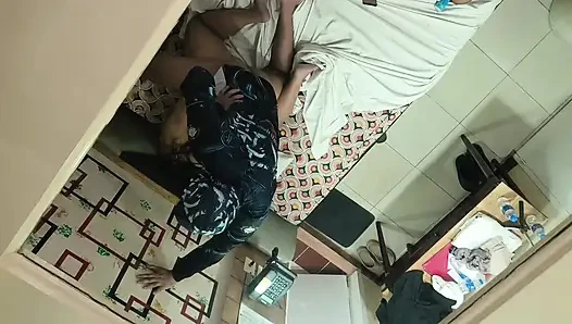 Aldatılan koca, yabancının karısının amını genişletmesini izliyor
