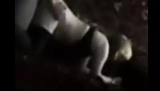 Kadın milf çığlık attı ve köpek stili.