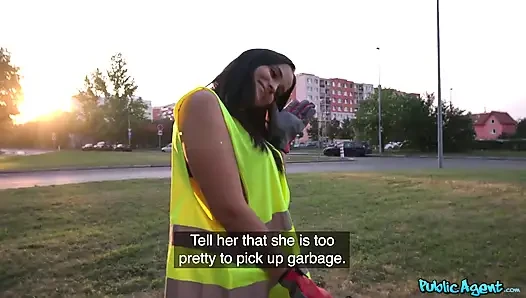 Kamu görevlisi - minyon tatlı kız çöpleri alıyor, ama jennifer mendez'in şipşiş için durduğu ortaya çıktı