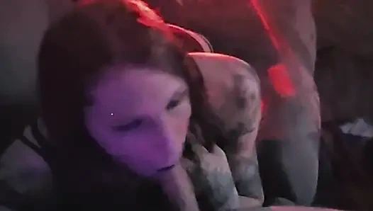 Sürtük boşalana kadar yarak emiyor