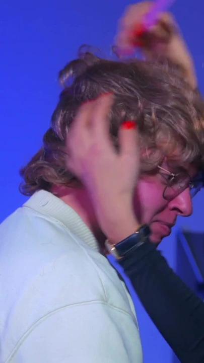 Ateşli orta yaşlı seksi kadın Jeny Smith ve azgın Veronica Charm 18+ genç bir ineği baştan çıkardı. | Klip 1