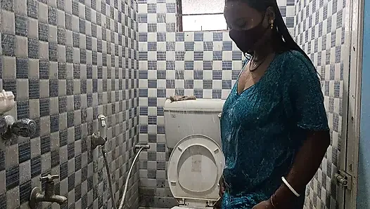 Köylü ateşli yengenin banyo gösterisi