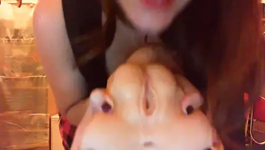 Solucan hakim ve terli ayaklarımı kokla