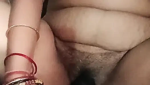 Hintli deshi köylü ev hanımı amcık vibratör dildoyla mastürbasyon yapıyor