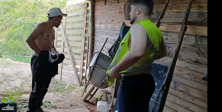 Patron ve çalışan çalışan görevini bitiriyor ve patronu onu terli görünce çok tahrik oluyor