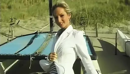 Kuzenim Vendula, tıraşlı amcıklı doğal bir sarışın