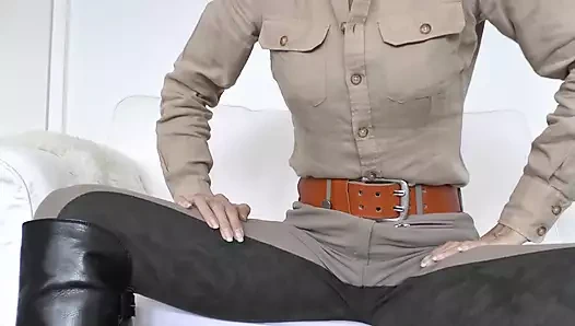 Uzun siyah deri çizmelerimin heyecan verici, seksi fermuar sesleri